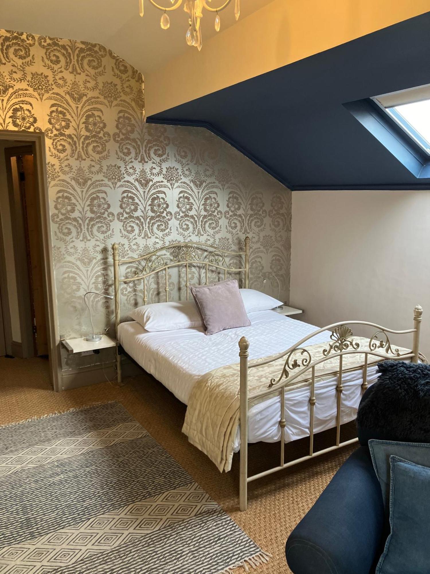 Cornerstones Guest House Сейл Екстериор снимка