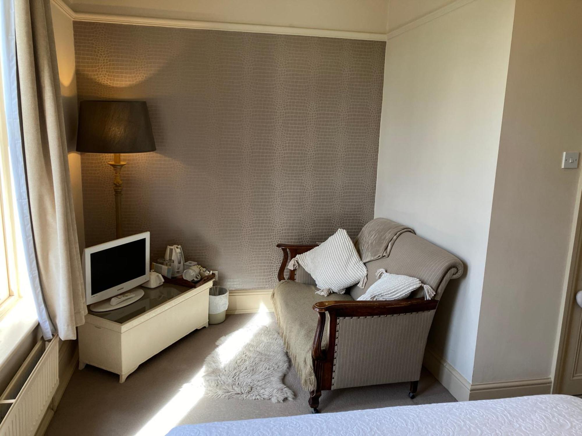 Cornerstones Guest House Сейл Екстериор снимка