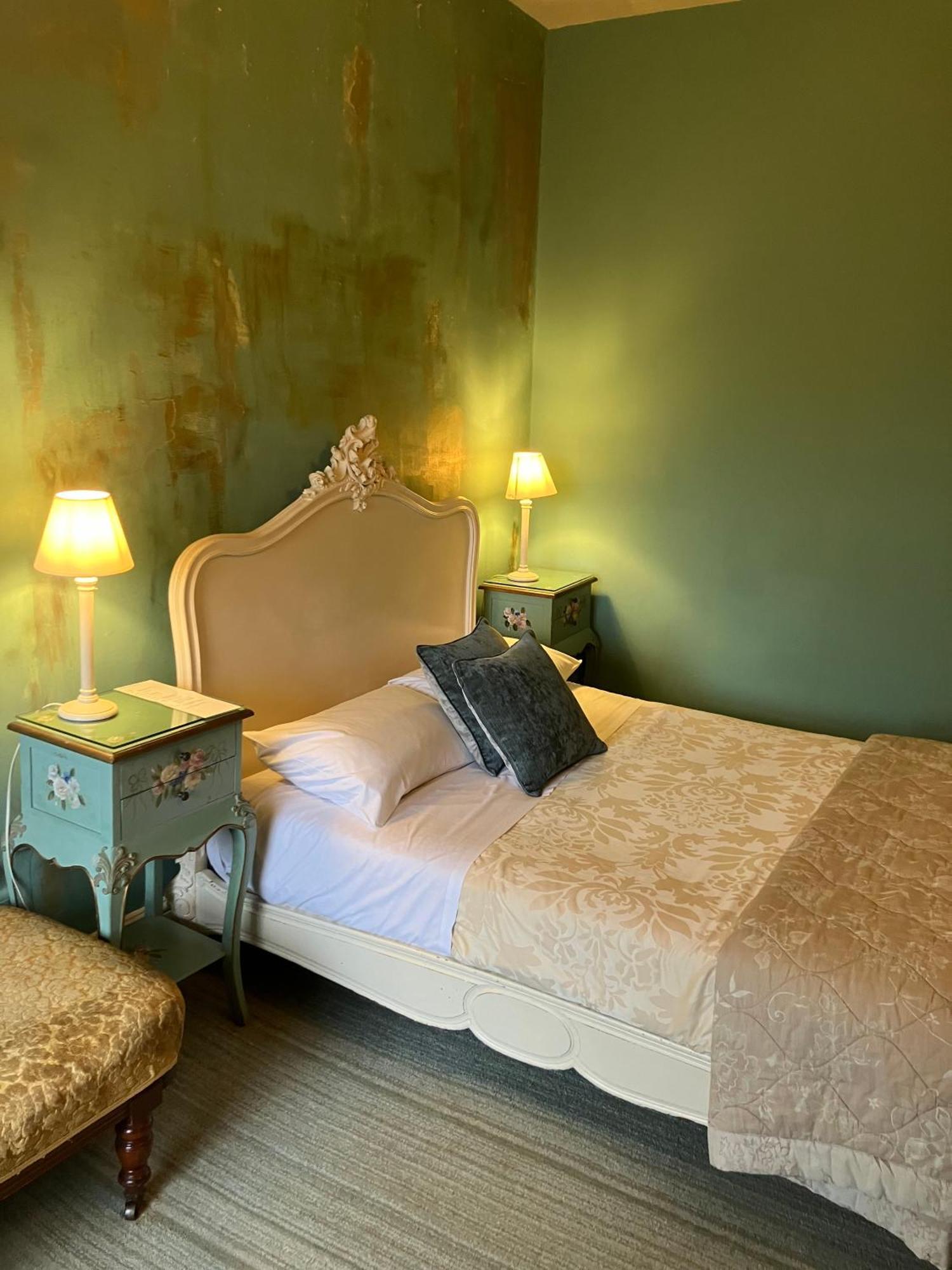 Cornerstones Guest House Сейл Екстериор снимка