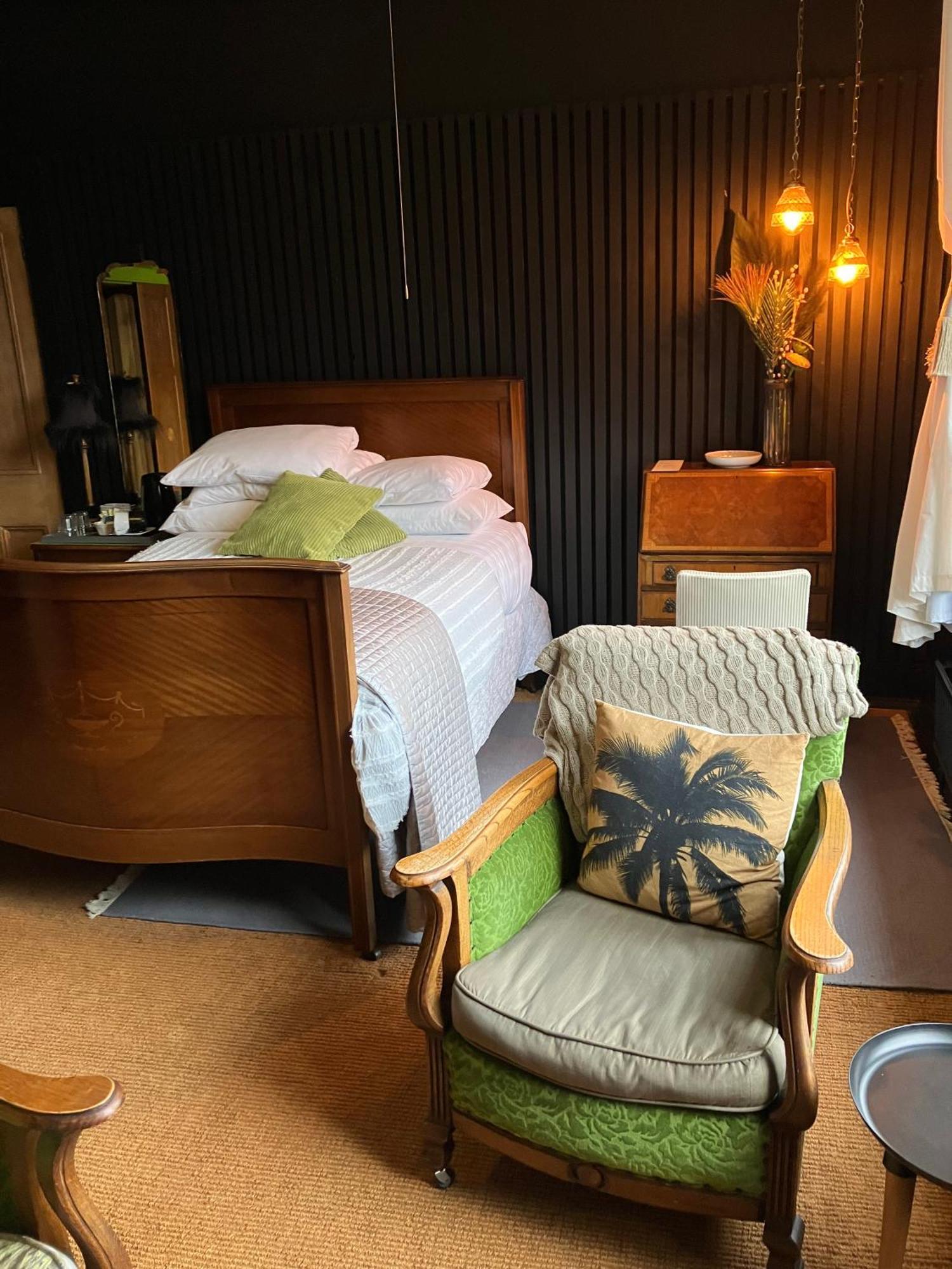 Cornerstones Guest House Сейл Екстериор снимка
