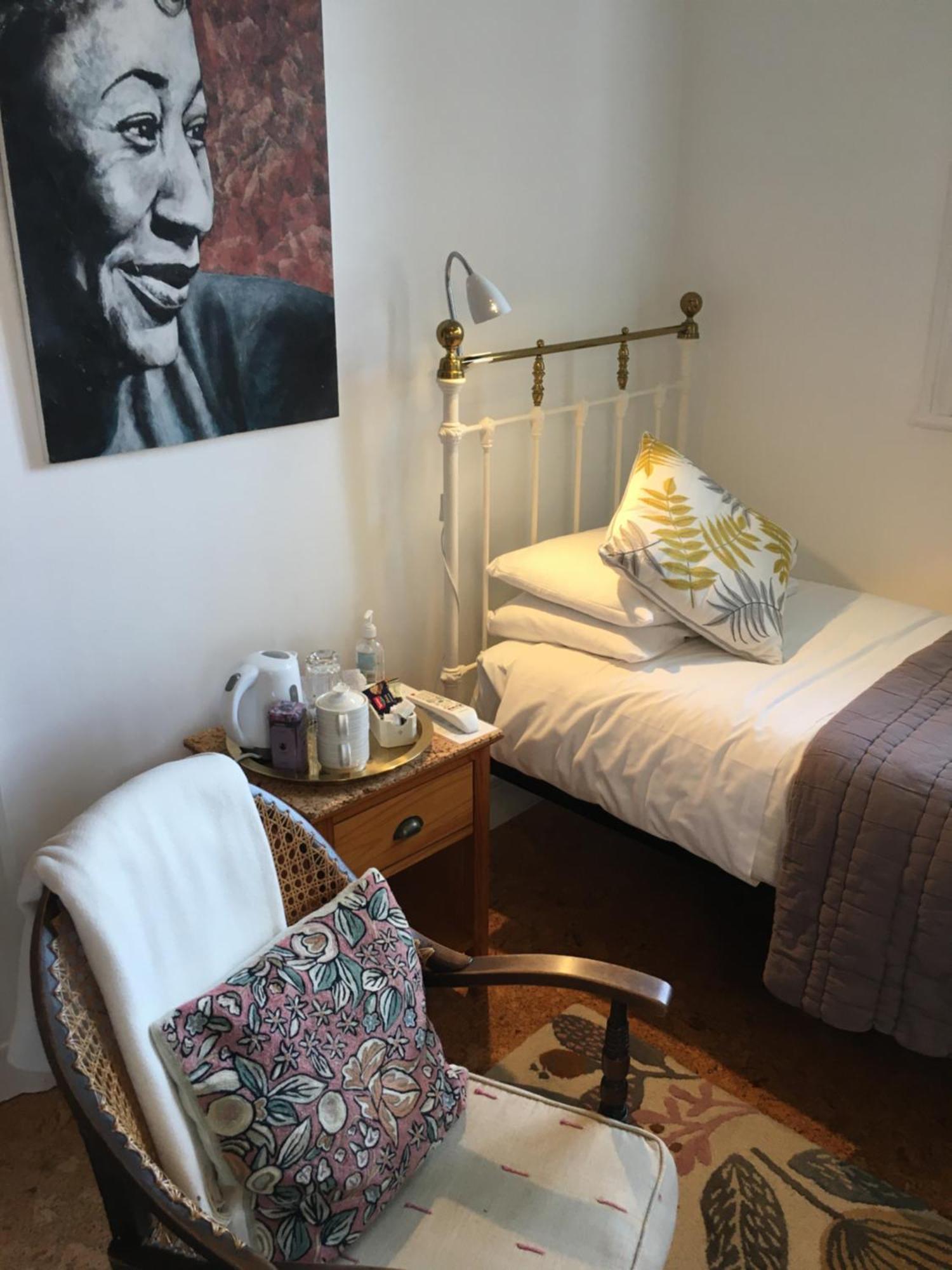 Cornerstones Guest House Сейл Екстериор снимка